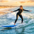Surfing for begyndere: komplet guide til første gang på brættet